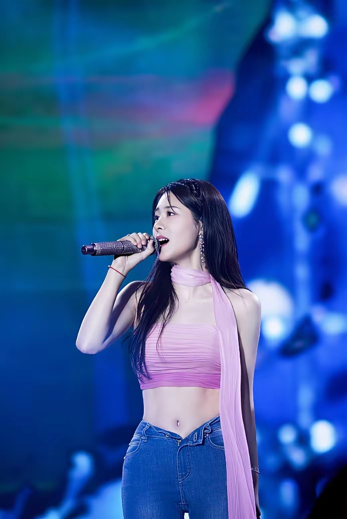 当妈后依旧耀眼的张碧晨，就是这扣子有点吸睛，也有点减分。各位觉得呢 