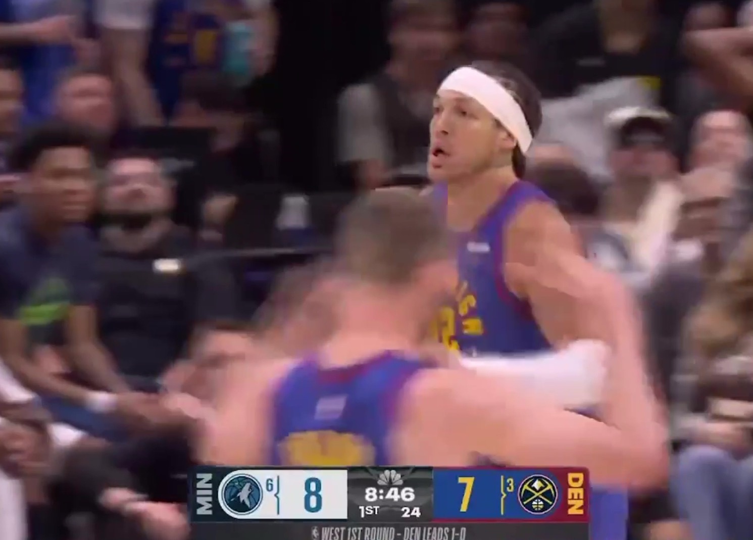 戈贝尔给我看笑了，刚刚那么深的位置想往里怼，结果顶不过Cam，给顶回三分线去了。