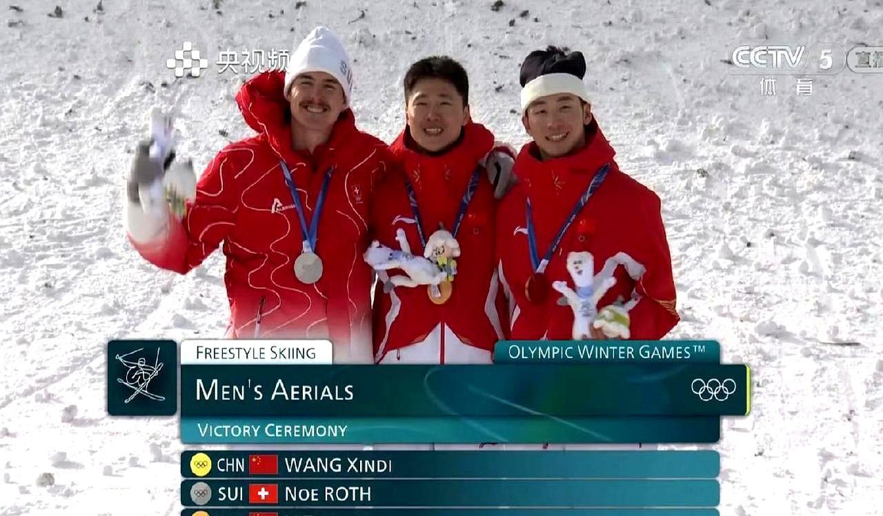 冬奥会最狠的不是一个人拿两块金牌，是两口子一人一块，直接把赛场变自家后院。
 