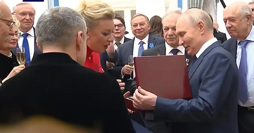 普京亲授勋章！北京胡同长大的俄外交“铁娘子”，流利北京话怼得西方哑口无言
 
2