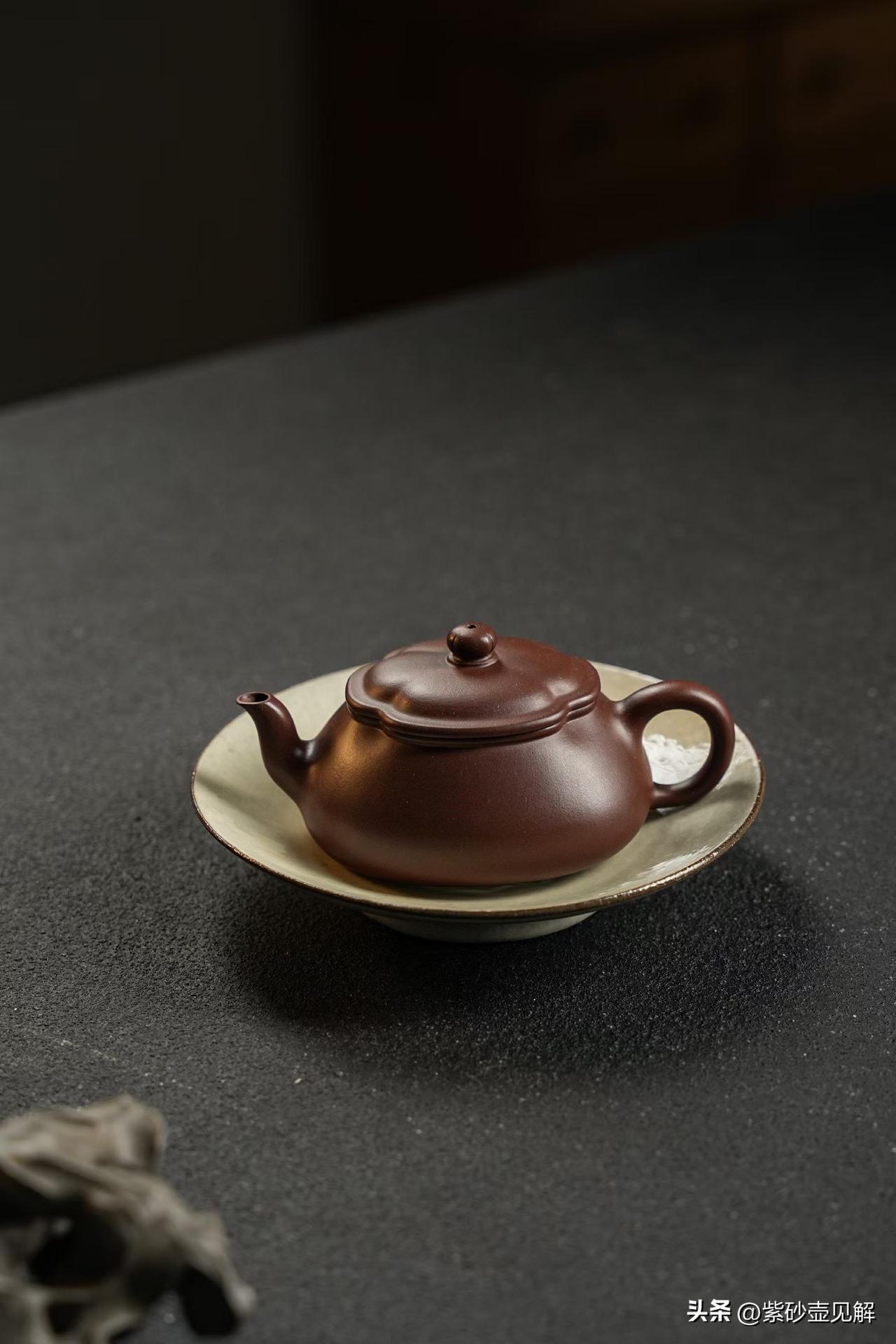 除了与文人合作之外，紫砂历史上的一名著名工匠，其本身的精品佳器也是市场十分追捧的