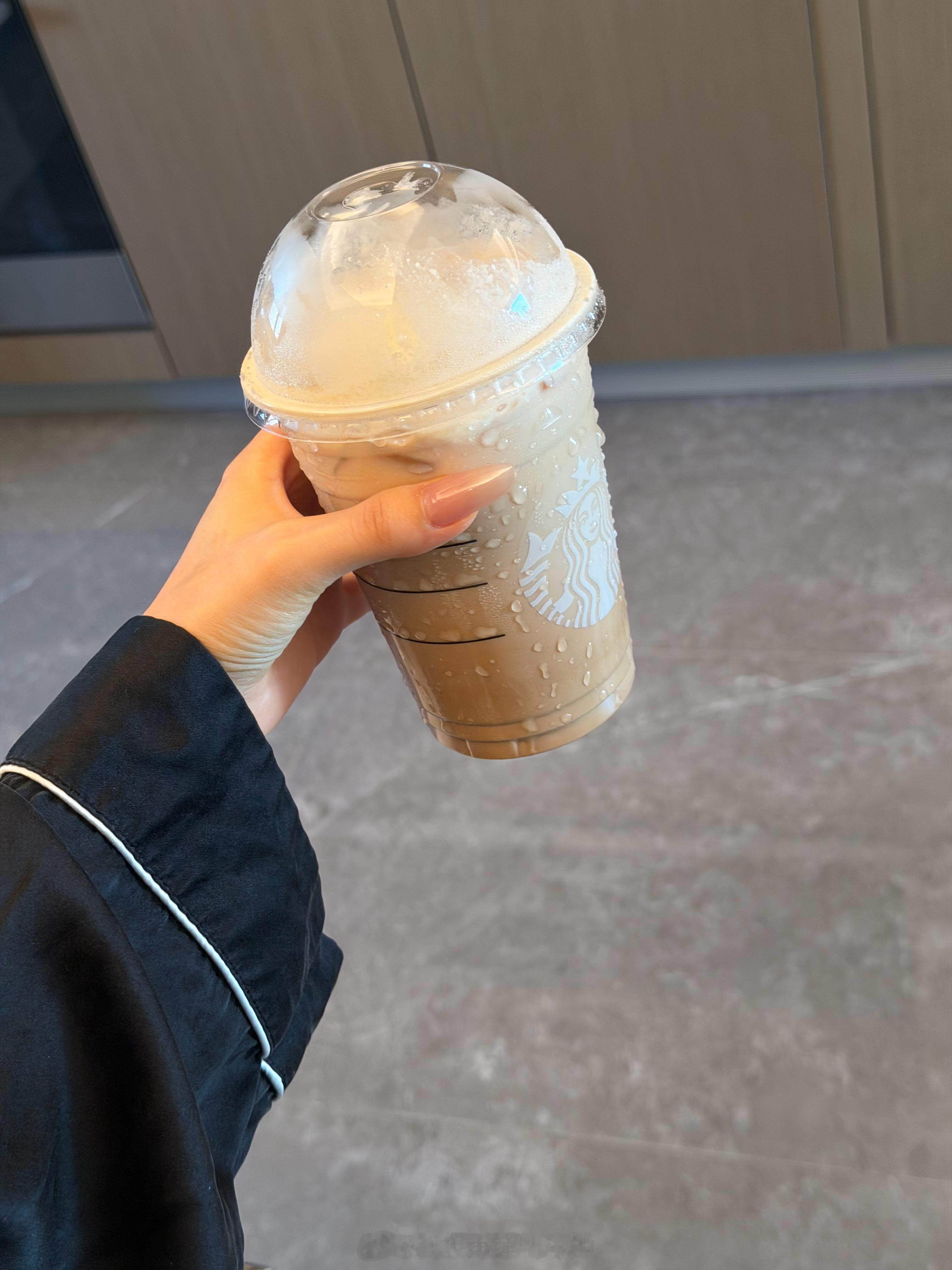 早上好大家 第一次喝咸芝士红茶拿铁 终于不是冰美式了 ​​​