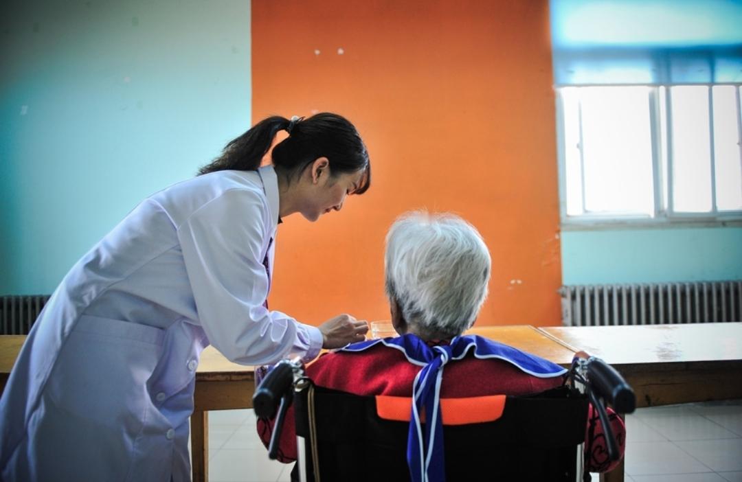 送老人去养老院这事儿，必须尊重老人意愿。现在社会压力大，“4 - 2 - 1”家