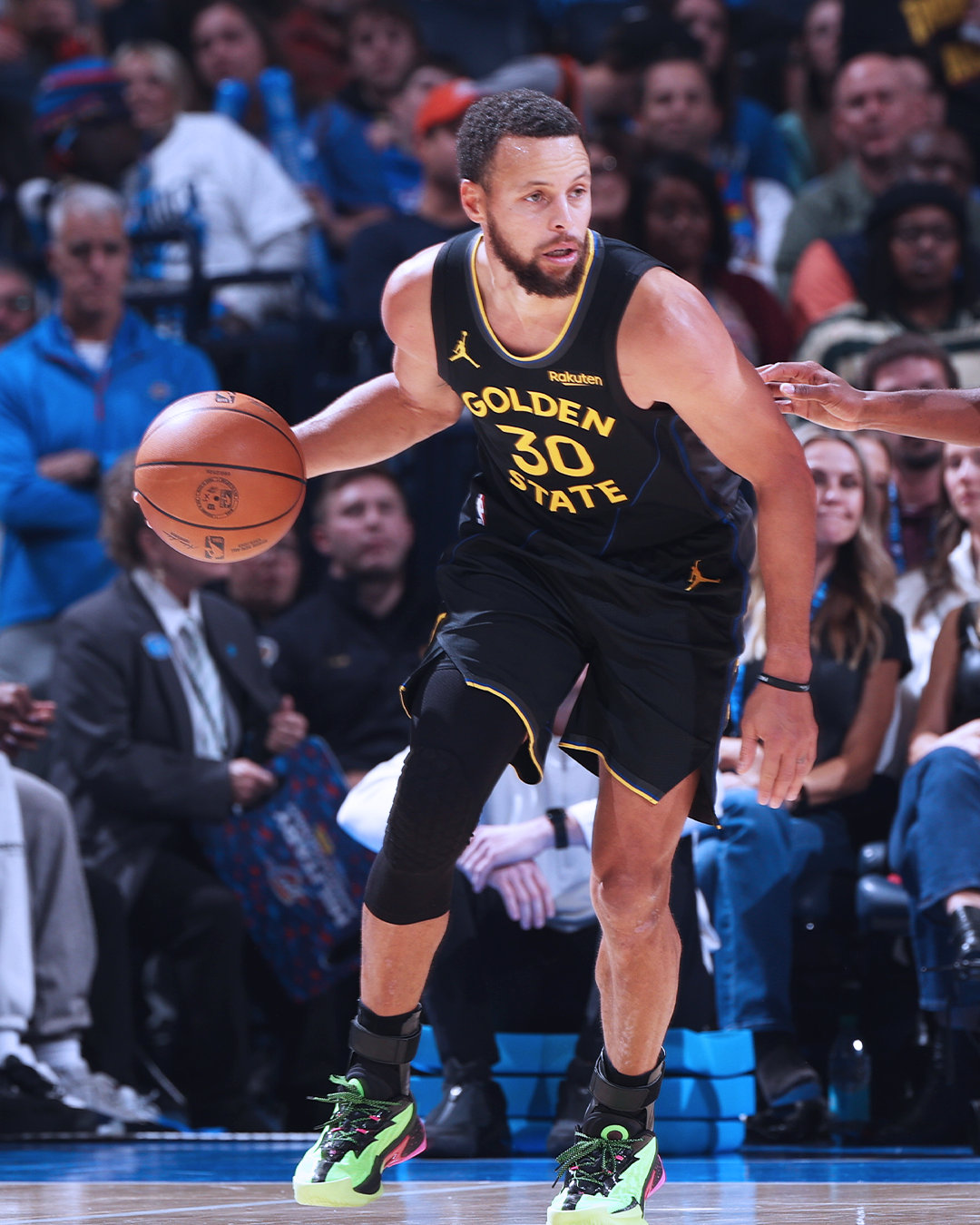 库里11分，1篮板，1抢断。