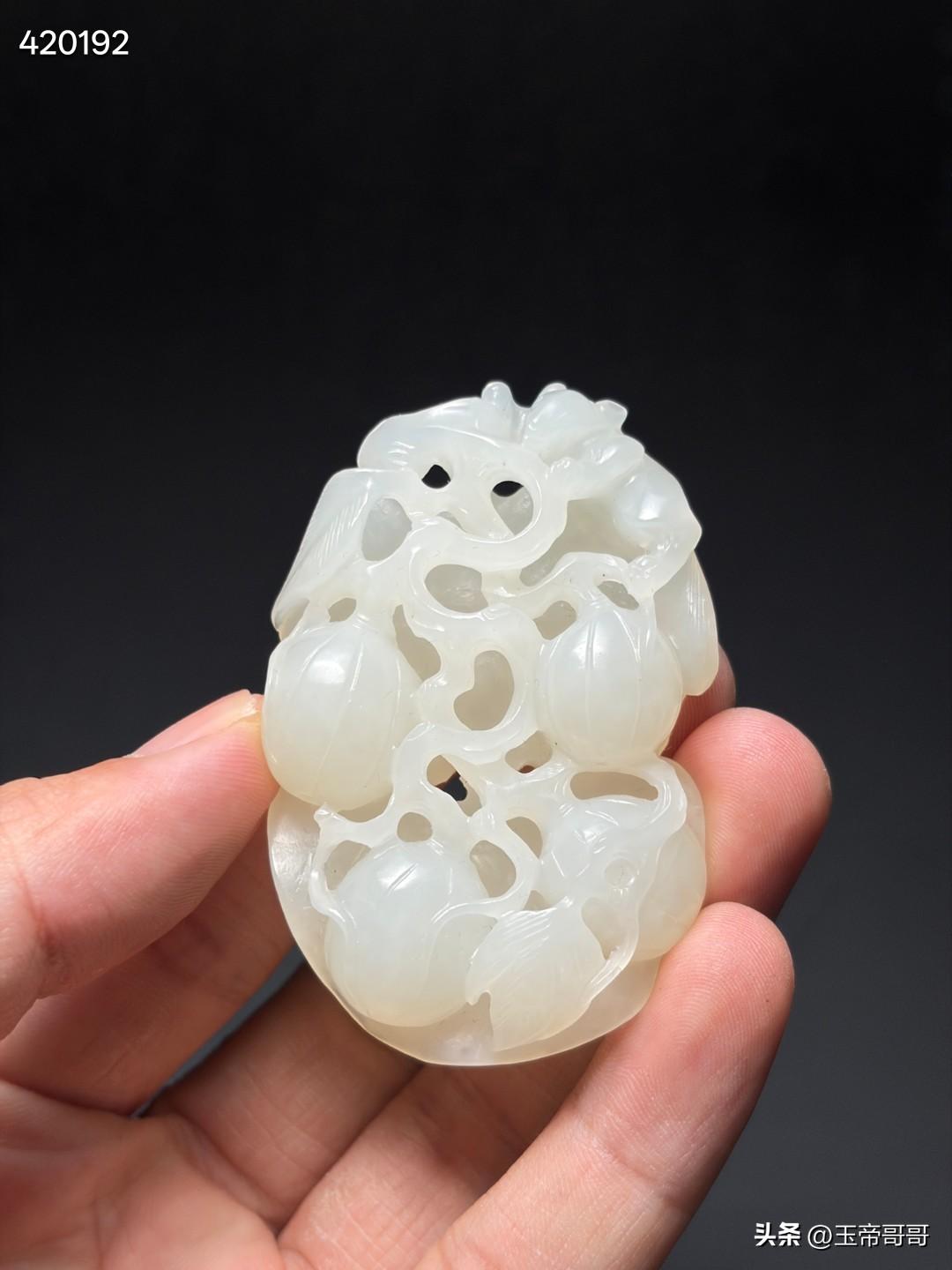 清和田玉松鼠葡萄
尺寸6.2×4.1×1.8厘米