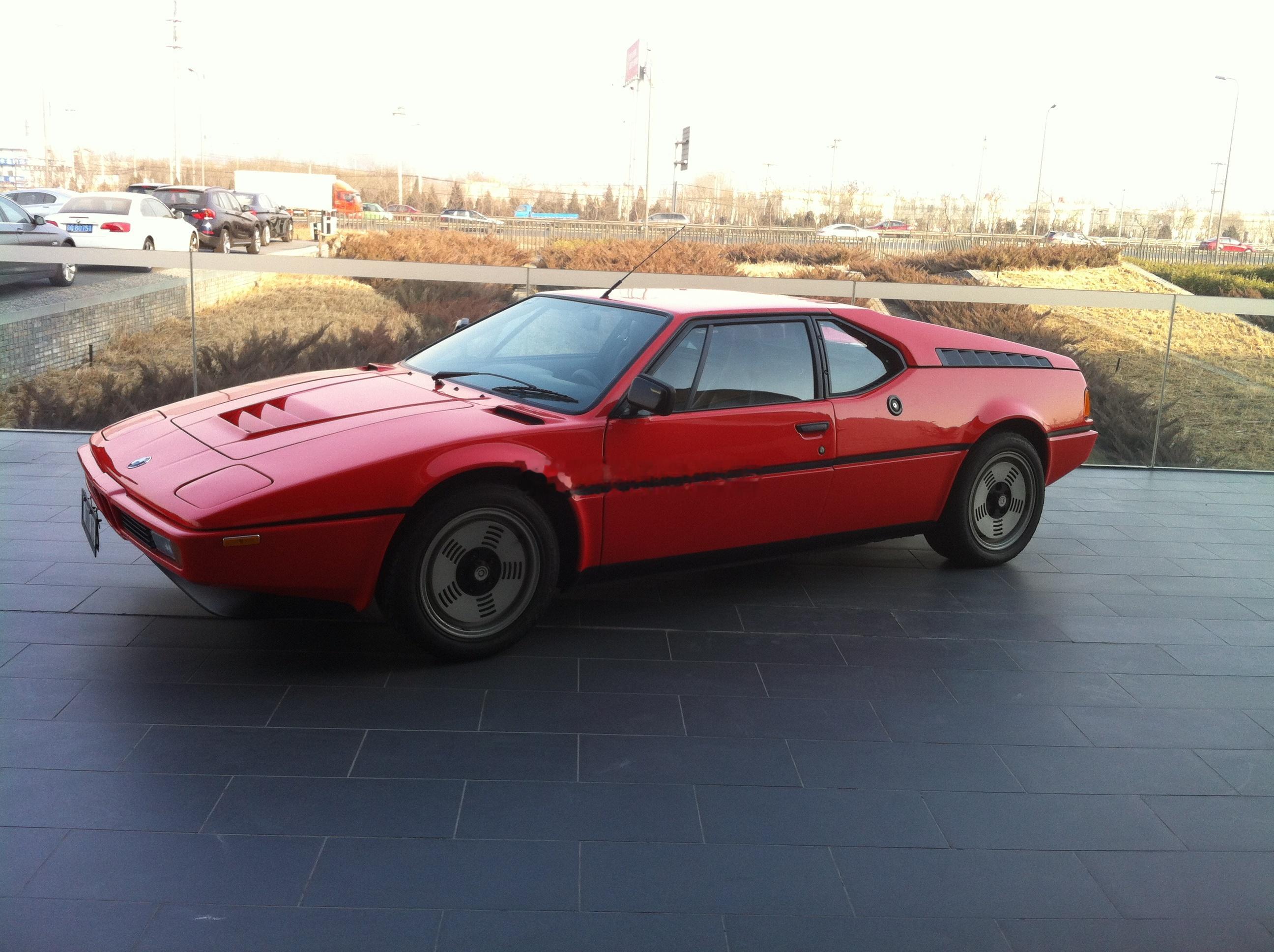 宝马的宣传片大家看了吗？？？一部笔记本电脑，一个汽车模型，再加上拉烟的，吹风的，