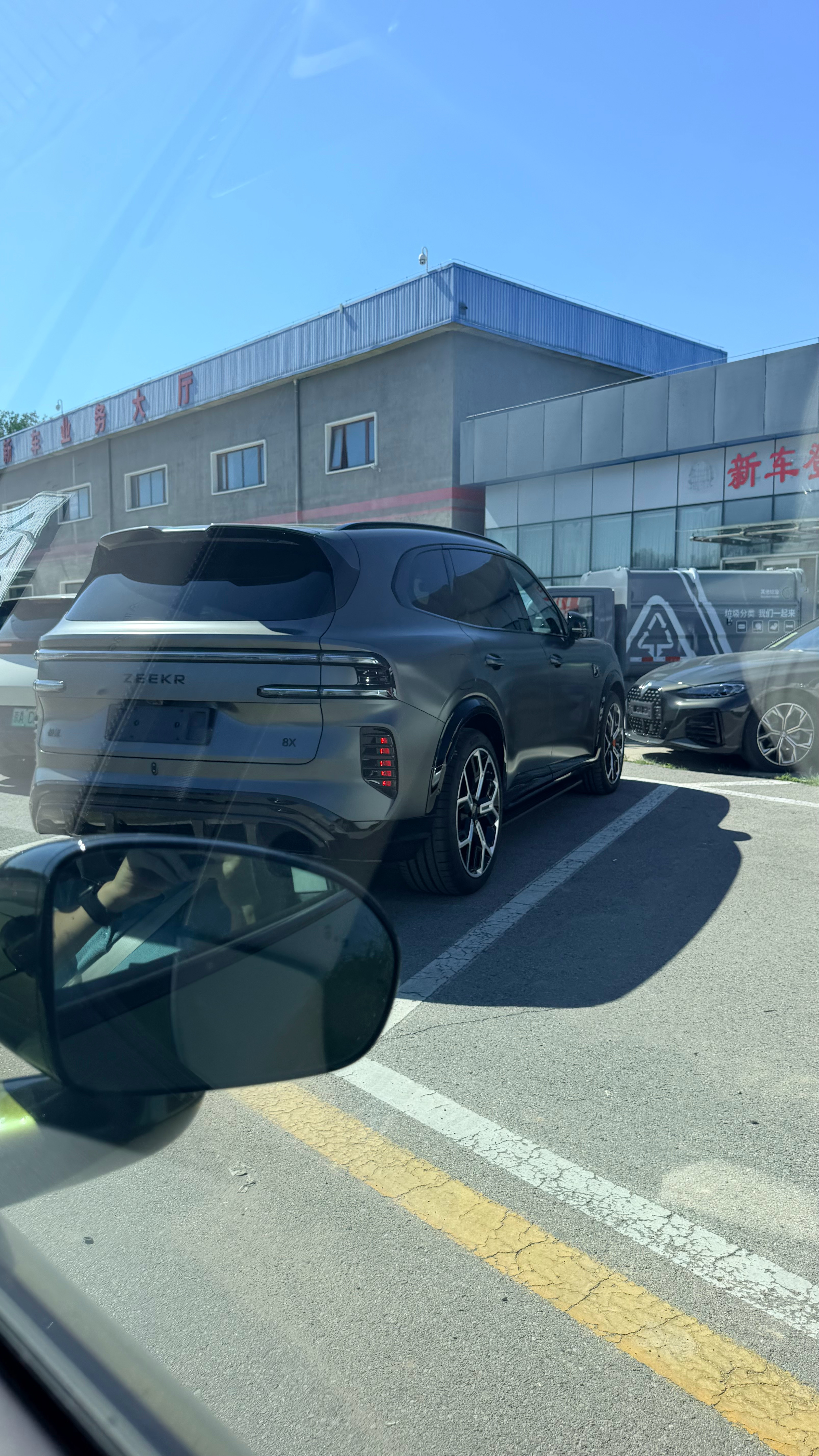 来给新车上牌，现在好多可以在网上申请了，所以线下人很少，速度超快，感觉比网上填信