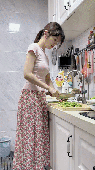 现在的年轻女孩会做饭的真的不多。
毕竟用手机点外卖和去外面吃饭都非常方便。
自己