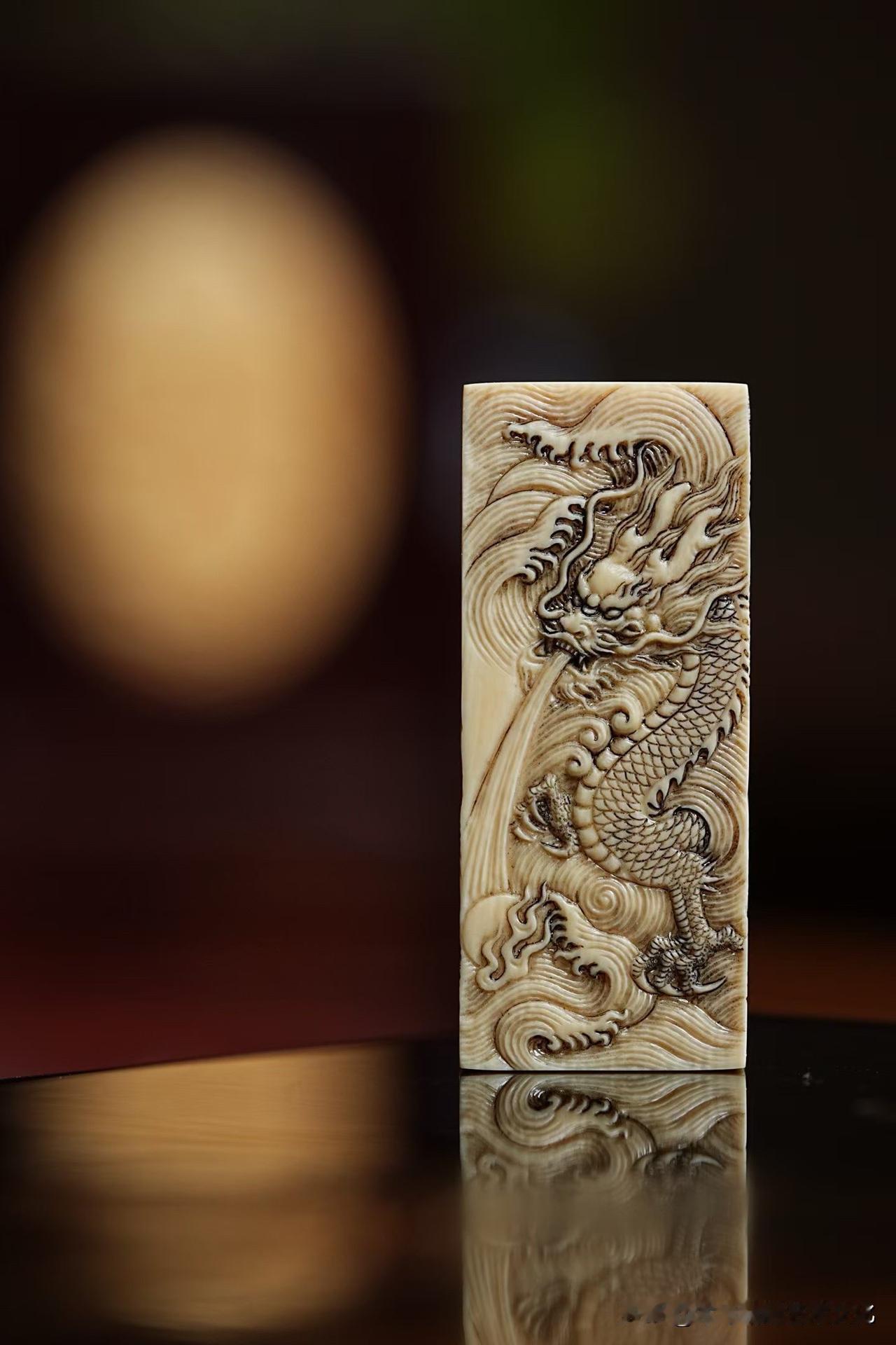 有些印章，不盖印时，也自带气场。

这方猛犸「龙章」，四面立墙深雕双龙，过墙连体