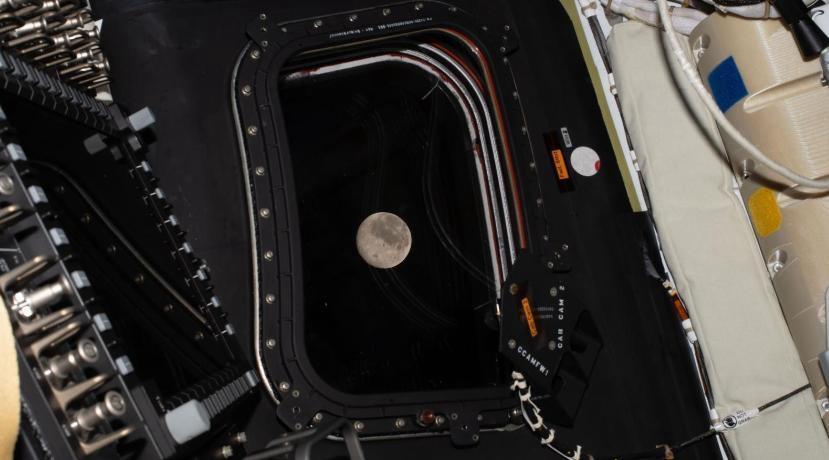 美国载人绕月任务打破人类飞离地球最远距离
           美国NASA当地