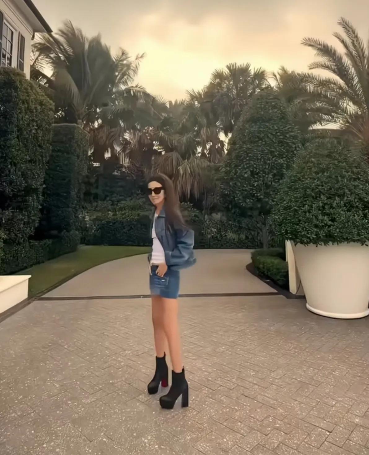 快80岁的人了，还有着少女般的身材，这样的打扮很青春。