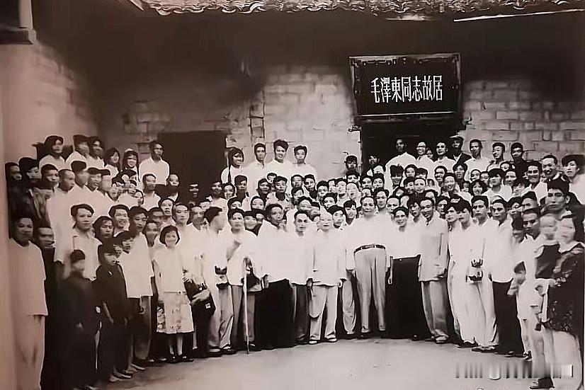 在故居前，面对乡亲们的拘谨，教员风趣地地说：“‘泥巴腿’光荣呀！”。

照片里很