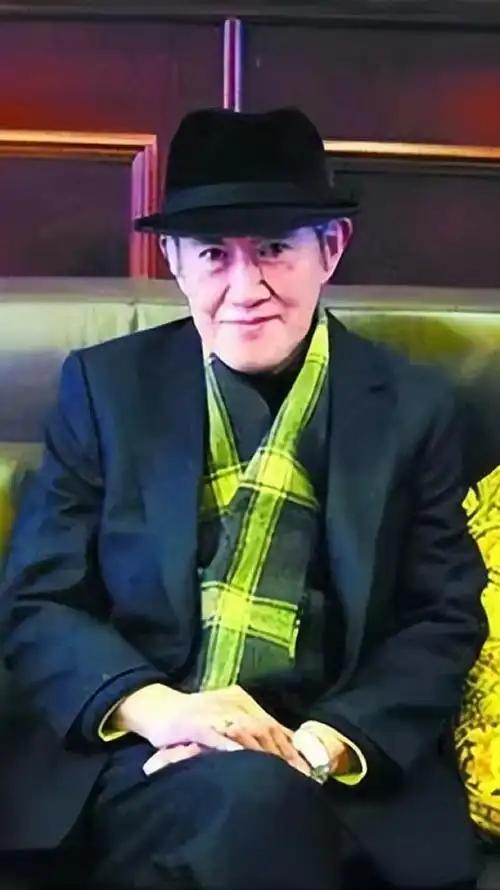 你有多久，没一个人好好待过了？不是没人陪，是懒得应付。微信里躺着几千好友，真到想