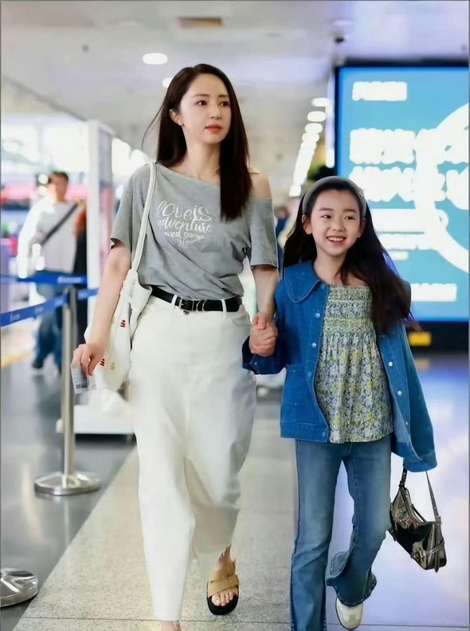 董璇和女儿逛街，画面多美啊，所以女人这辈子一定要有个孩子，当一次妈妈，就像伊能静