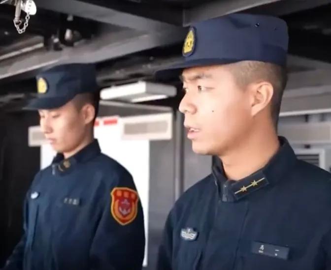 外舰高速切入太原舰航路？我方直抵咽喉：你敢舞刀，我就举枪！

近日央视军事披露，