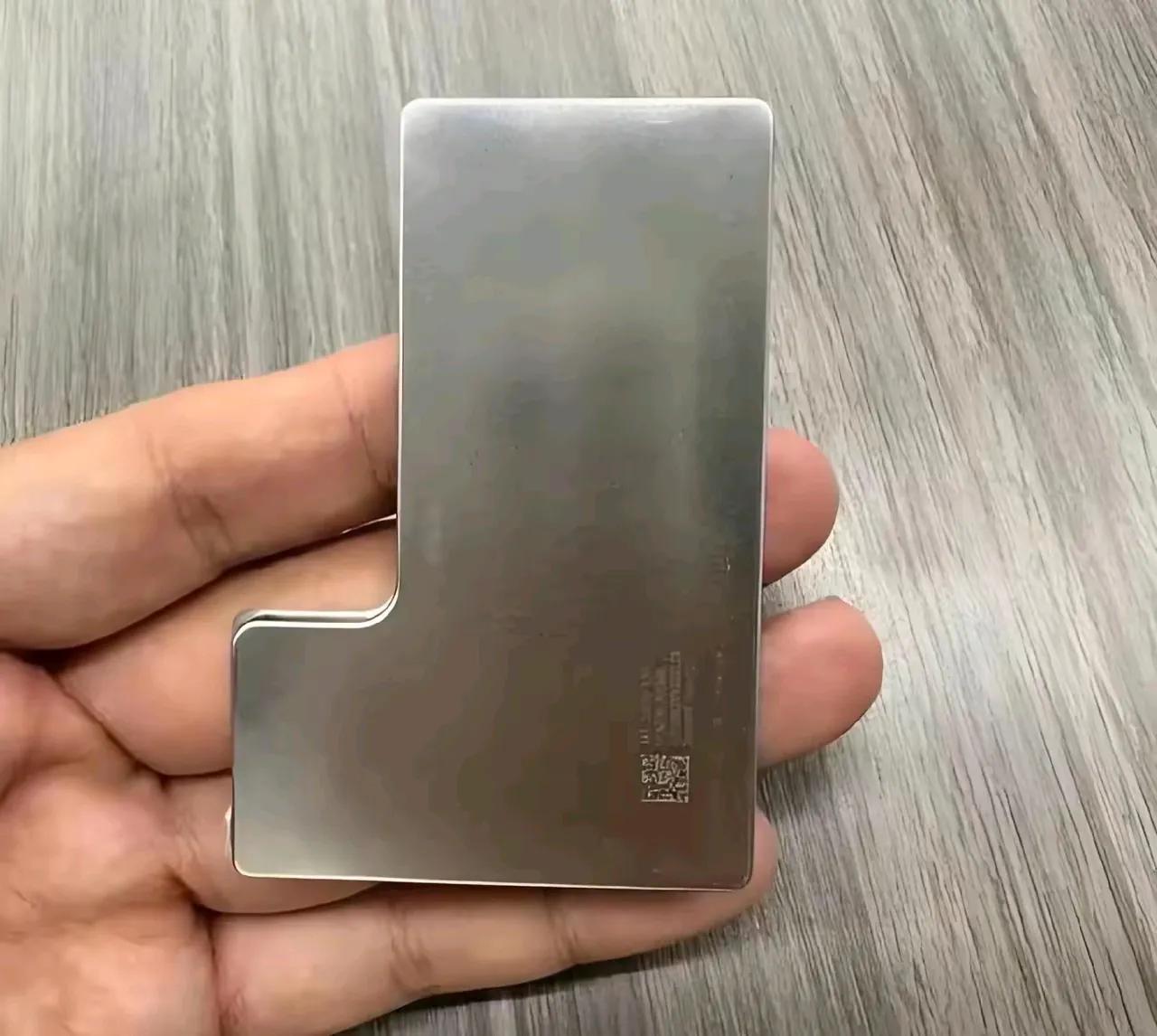 关于iPhone16钢制电池外壳这件事，从理性上来讲，他没什么问题，苹果这么做的