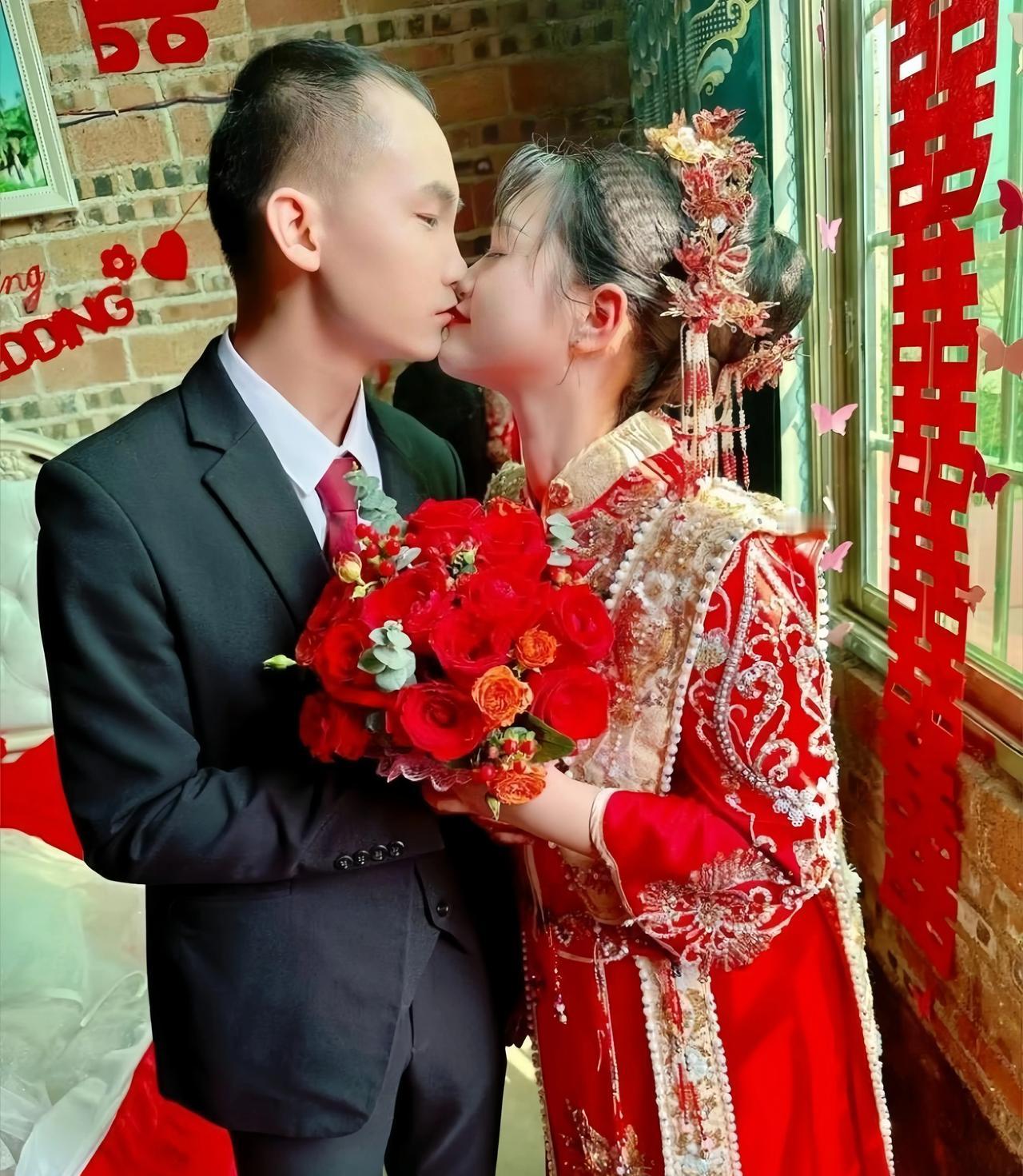 一对新人在还没有装修的房间里结婚，他们肯定是真爱，女孩嫁给了爱情。