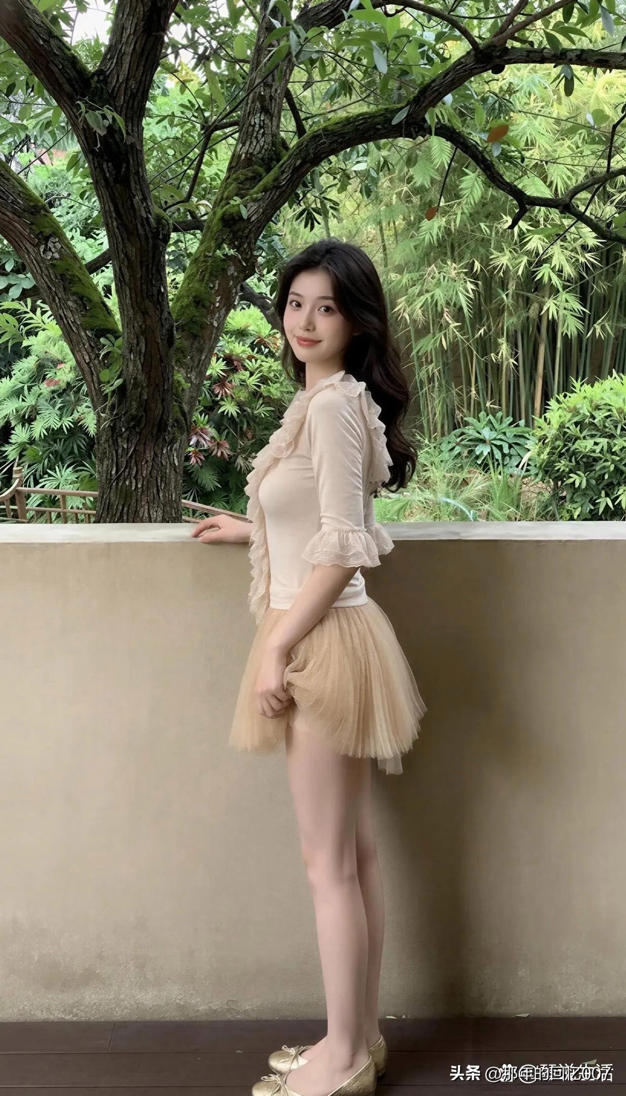 优雅气质，浅棕色连衣裙，绿意盎然背景，轻松自然姿态