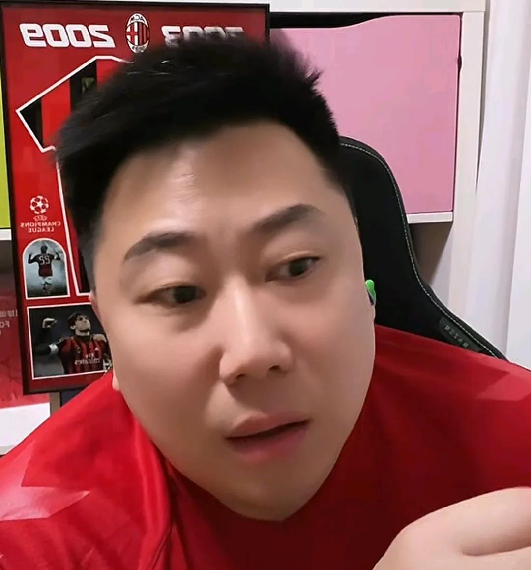 媒体人李宝库认为，北京国安队门将张健智难堪大用，没有踢中超的水平。
李宝库在直播