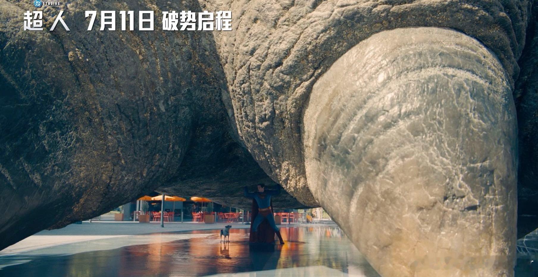 哥斯拉喷的火是超人的造型 滚导重塑超人经典！红蓝色身影穿梭救人每一帧封神，巨兽之