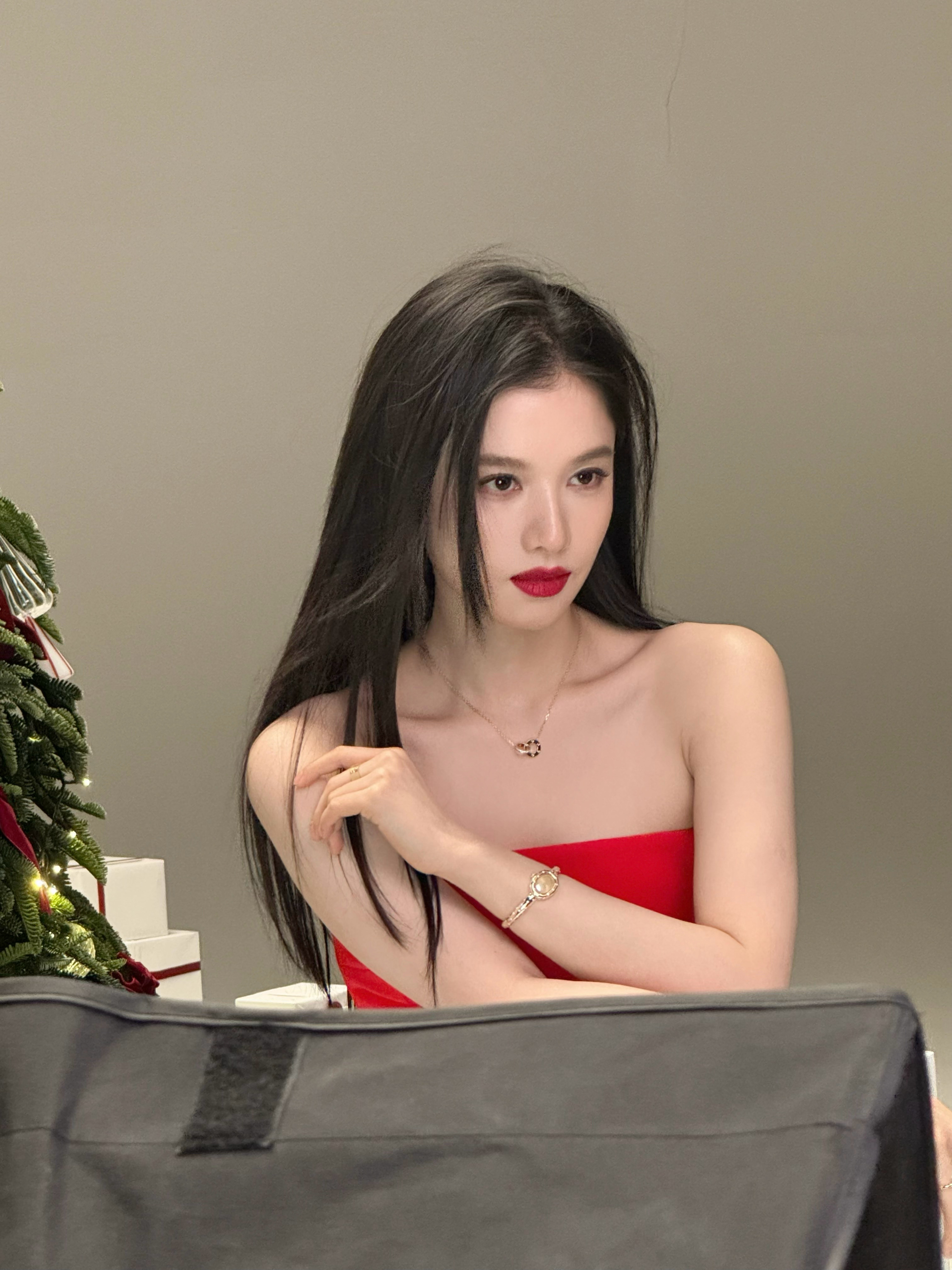 张婧仪 我还没那么老张婧仪红裙好美🧧祝大家2026新年快乐 