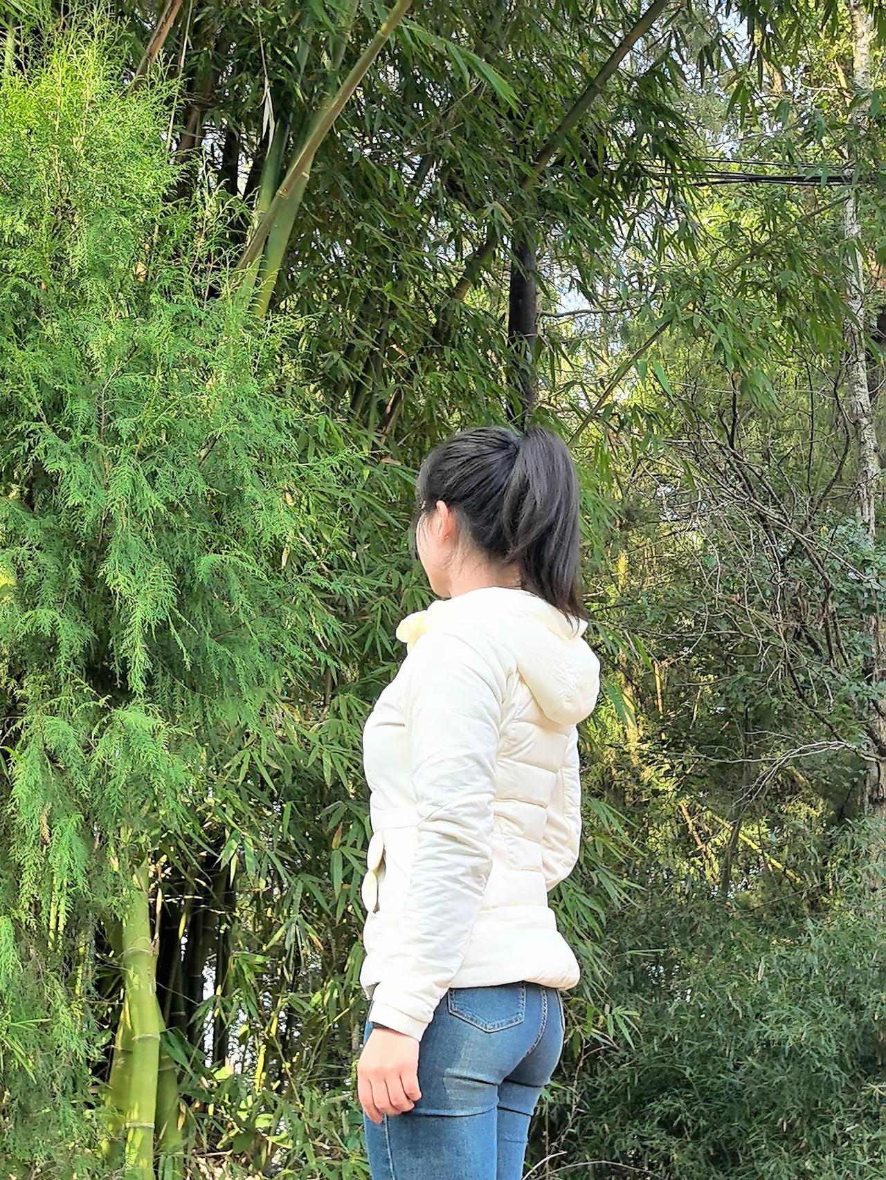 马尾辫好看，扎马尾辫的女子始终显的年龄小如何穿搭出满满高级感? 如何搭配出时尚新