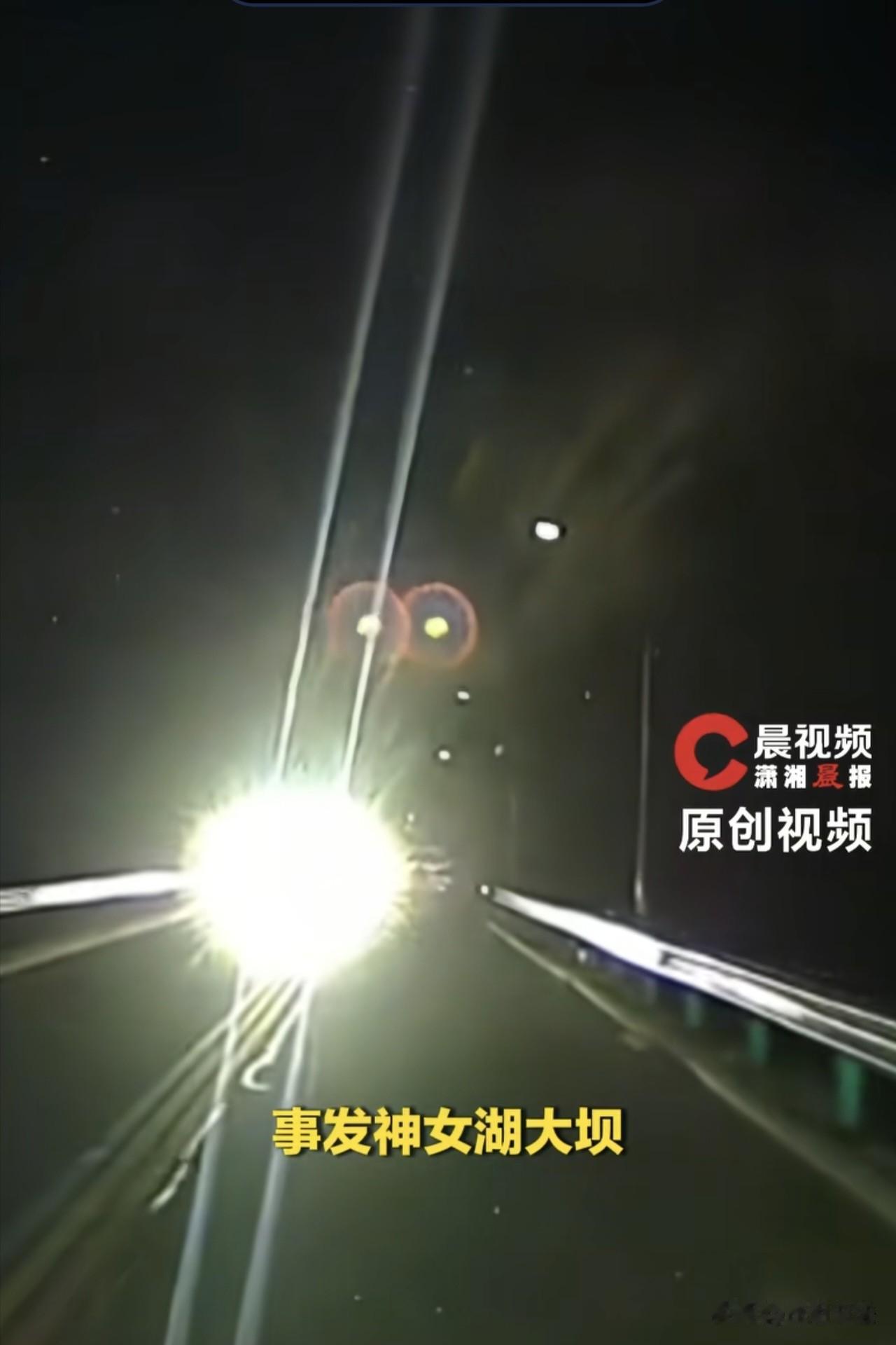 人才啊，吃席吃到路中间去了？江苏常州，一人夜间开车，差点就被对向的远光灯晃瞎了眼