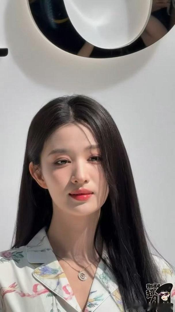 王楚然差点摔倒那一下王楚然被绊那一下神图有了🌸碎花长裙搭配柔顺黑长直，踉跄一瞬
