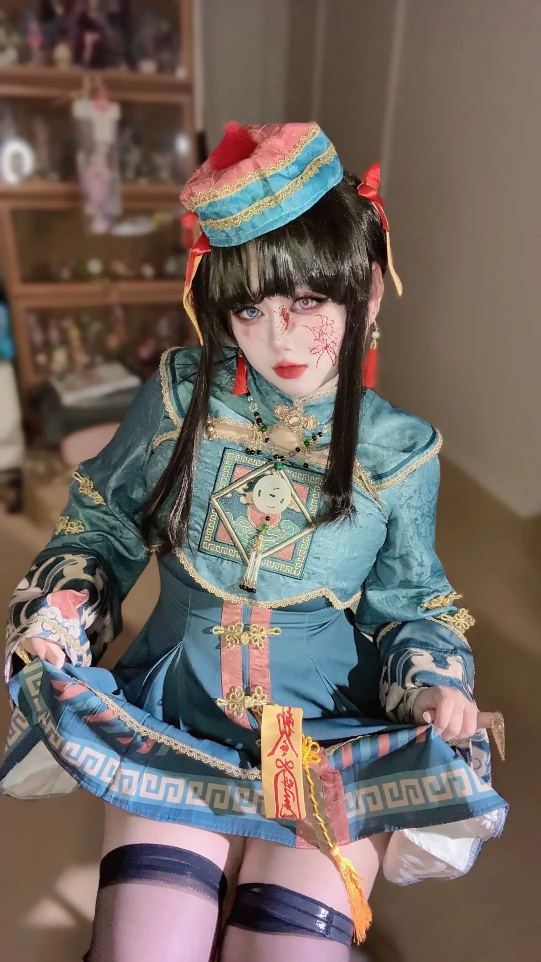 “你以为这几道符就可以困住我吗 无尘。”