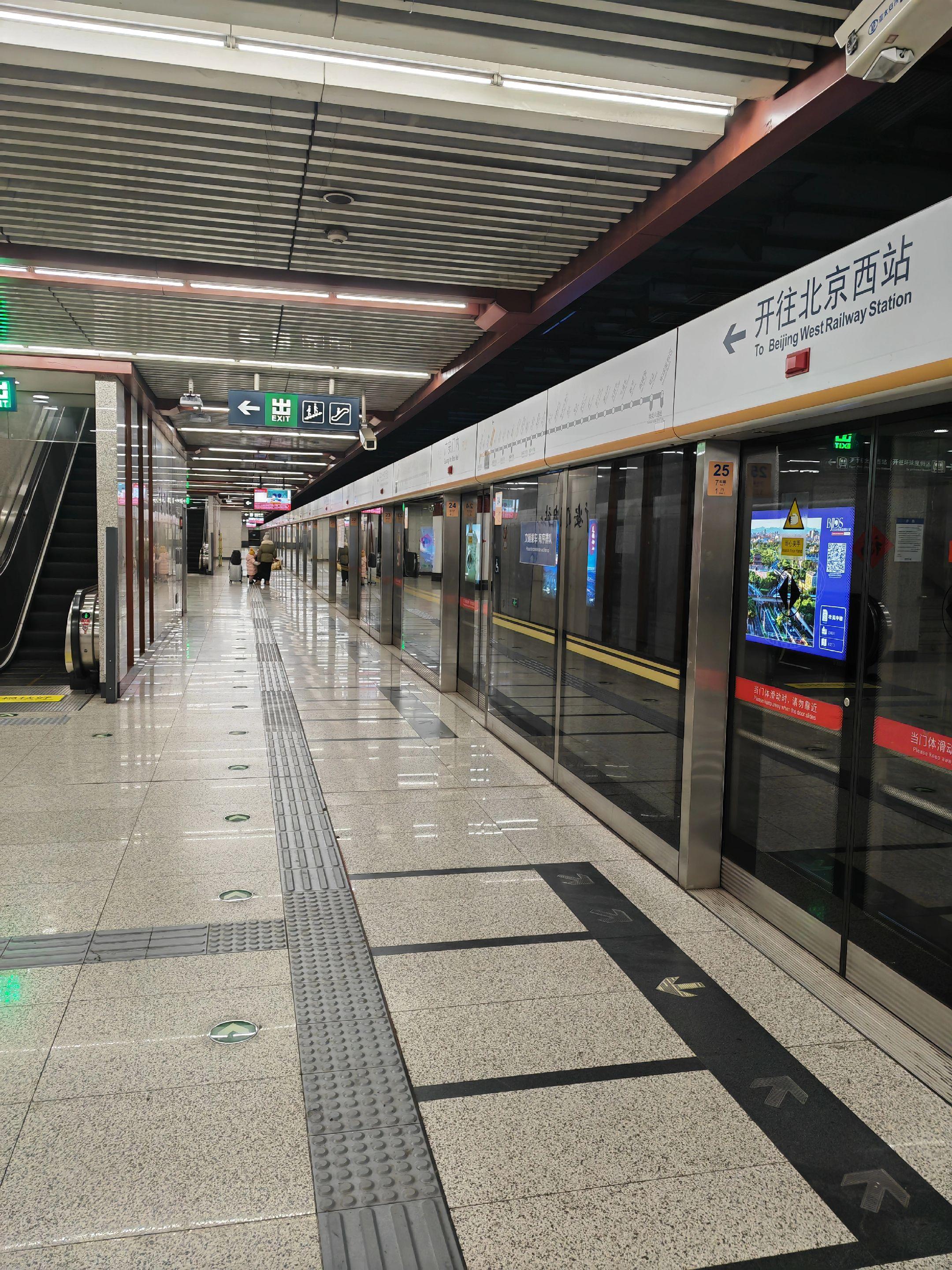 纹状体手。帕金森病人群在病程晚期可出现手足畸形，称之为“纹状体手、足”...