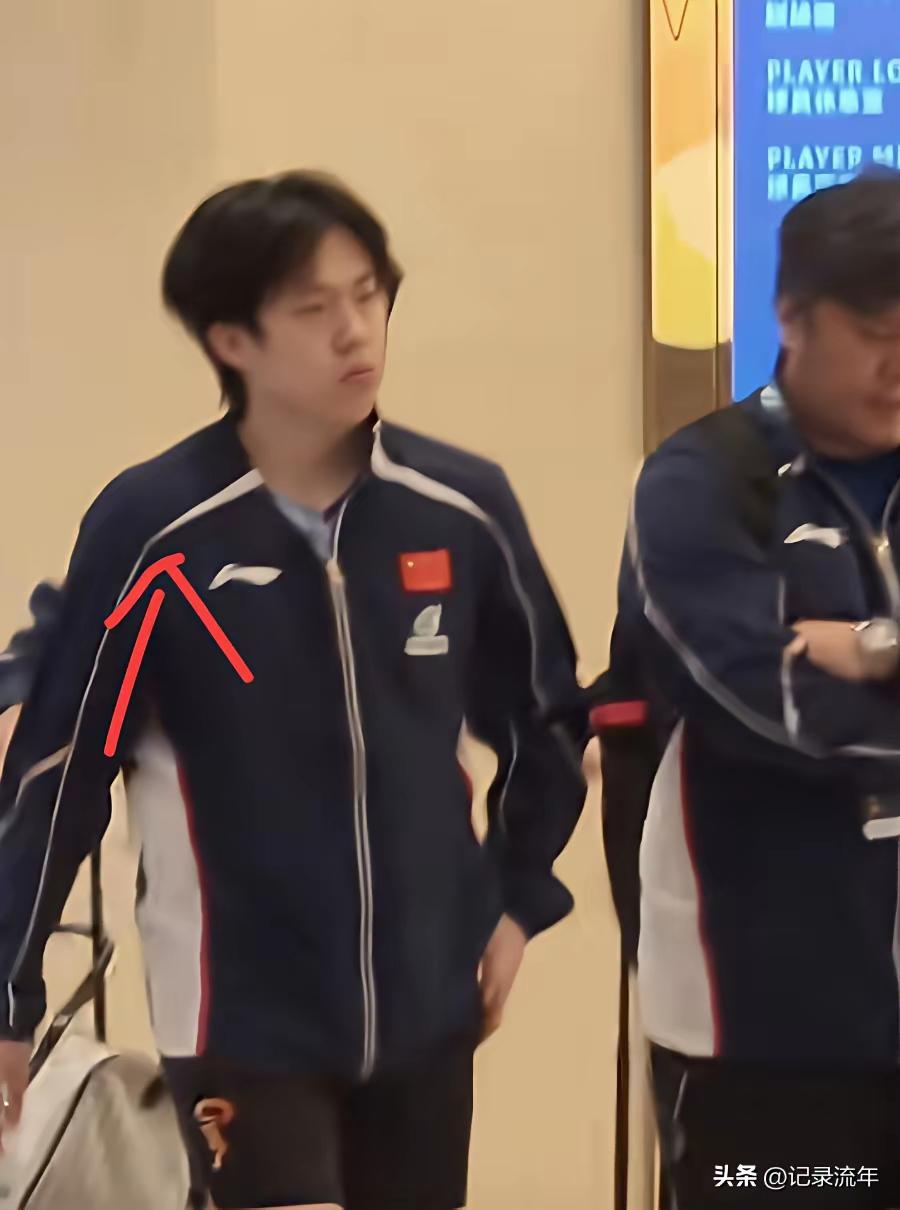 昨晚，王楚钦回酒店的时候，衣服的领子没有翻出来，这不像王楚钦的风格，估计是男乒参