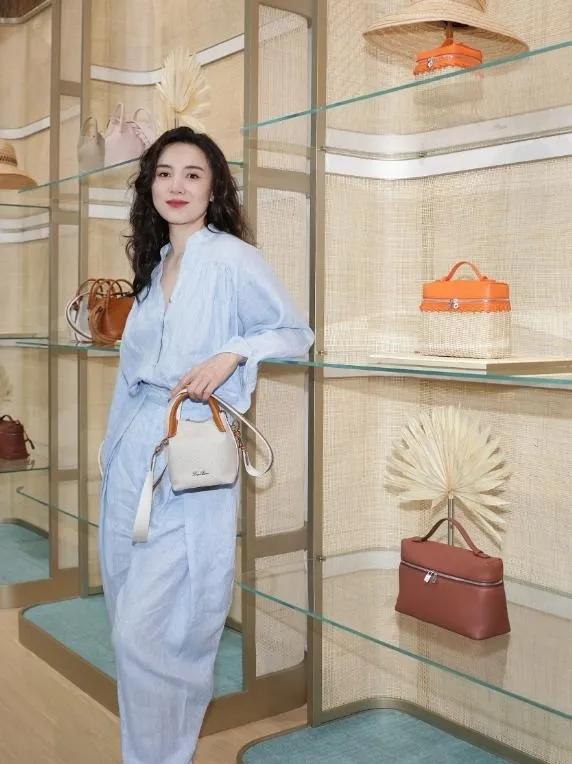 宋佳这一套，直接封神！
浅蓝亚麻套装，清爽减龄，
温柔又松弛，气质直接拉满💙