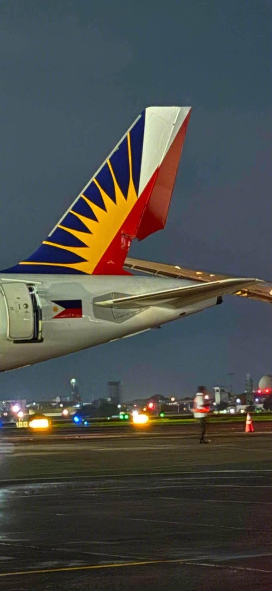 【787劲大，小翼削掉A320方向舵】昨天夜里，沙特航空一架载有252人的787