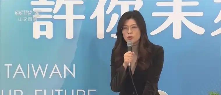 郑丽文义正言辞地表示，全世界只有中国敢和美国对抗，只有中国有能力有实力和美国对抗
