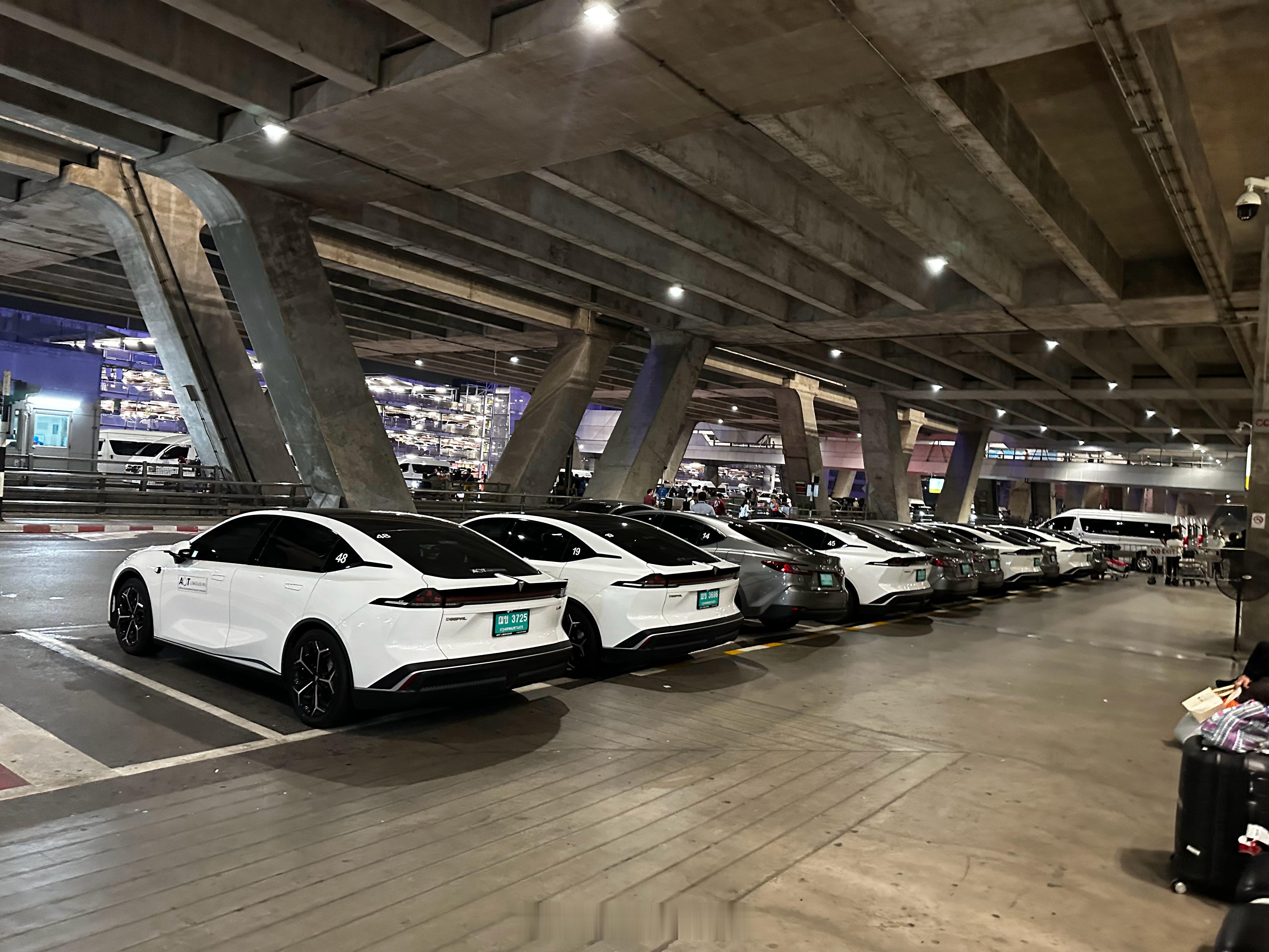 曼谷机场门口租车，都是中国新能源了