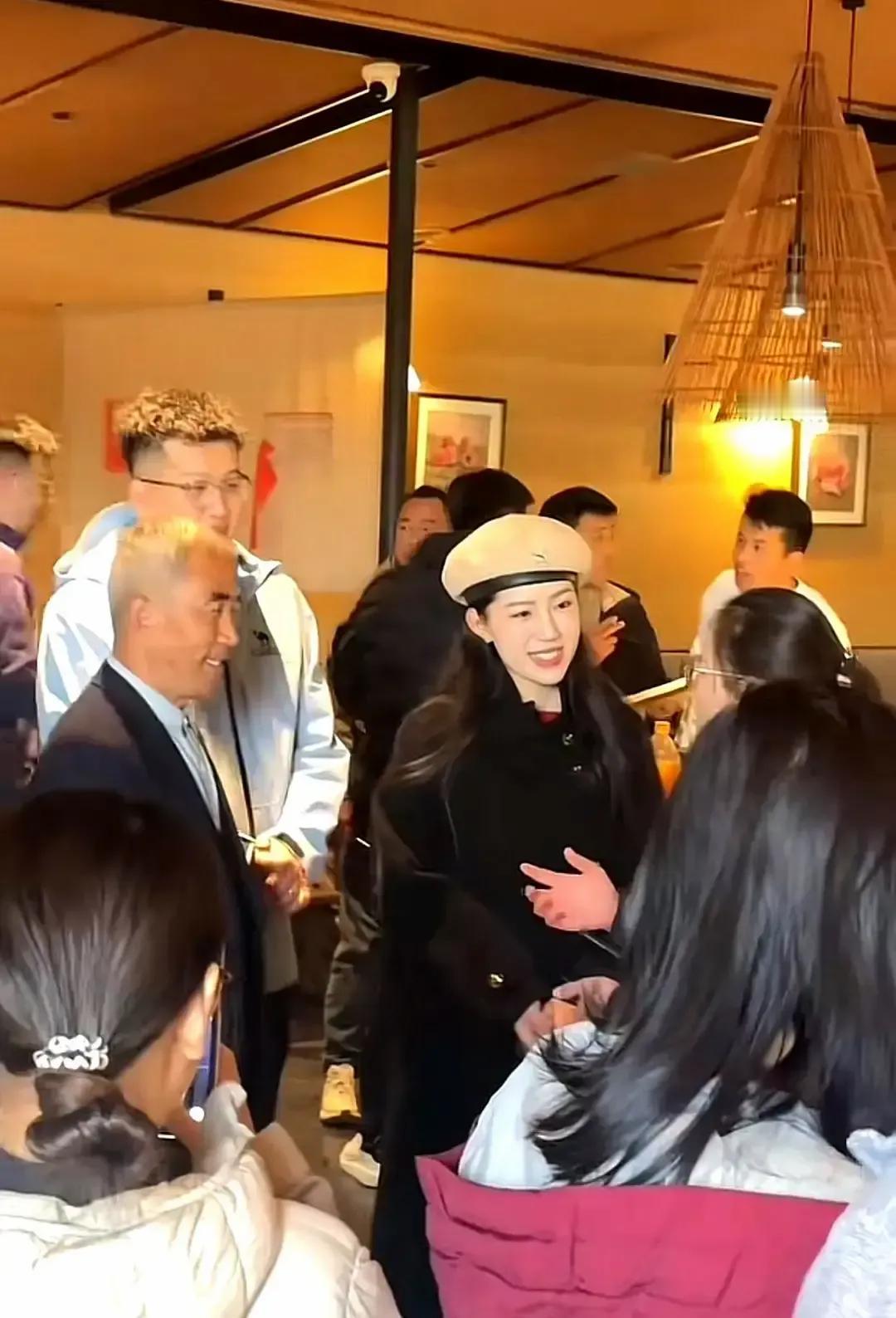 麦小登把火锅店开在家门口那天，她爸站在红绸子前腰板笔直，西装扣子扣到最上面，像第