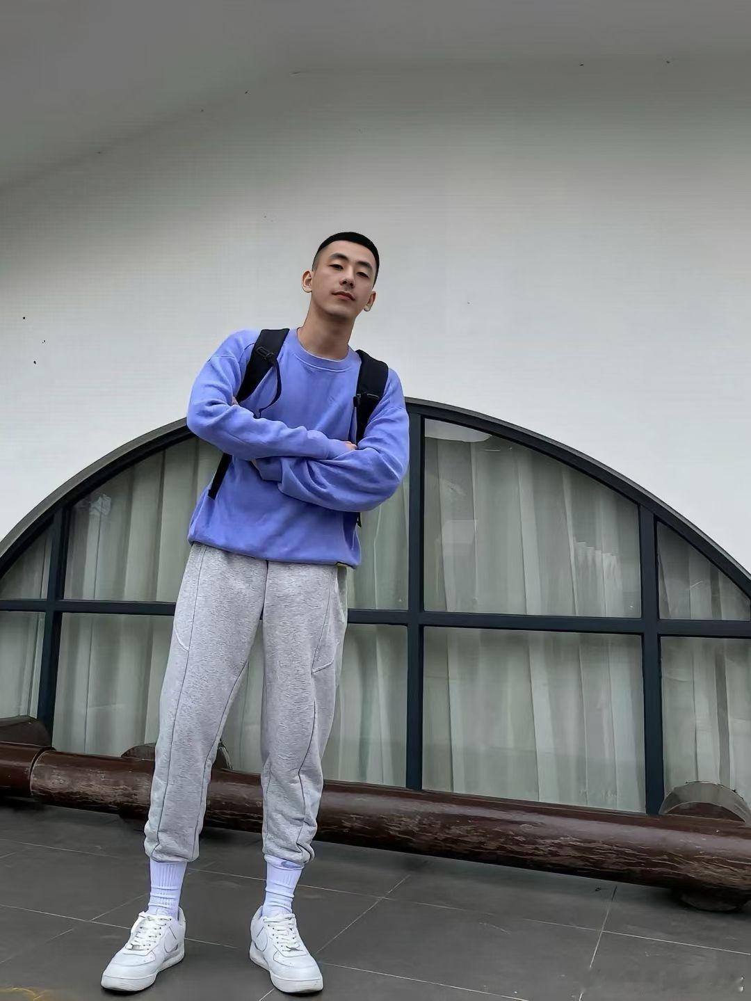 节食减重50斤吃麻辣烫时晕倒被烫伤男模这也是太残忍了。 