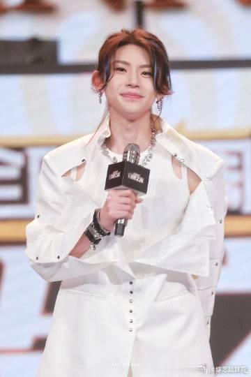 #小鬼蓝色挑染发型# 小鬼的蓝色挑染造型是真的有震惊到我还真别说，怪好看的嘞 ！