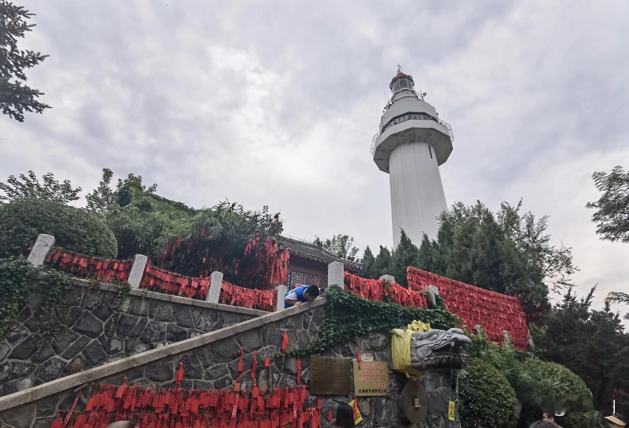 水天相连，山水相映。
       游览山东烟台山一一烟台山是一座三面环海的山海