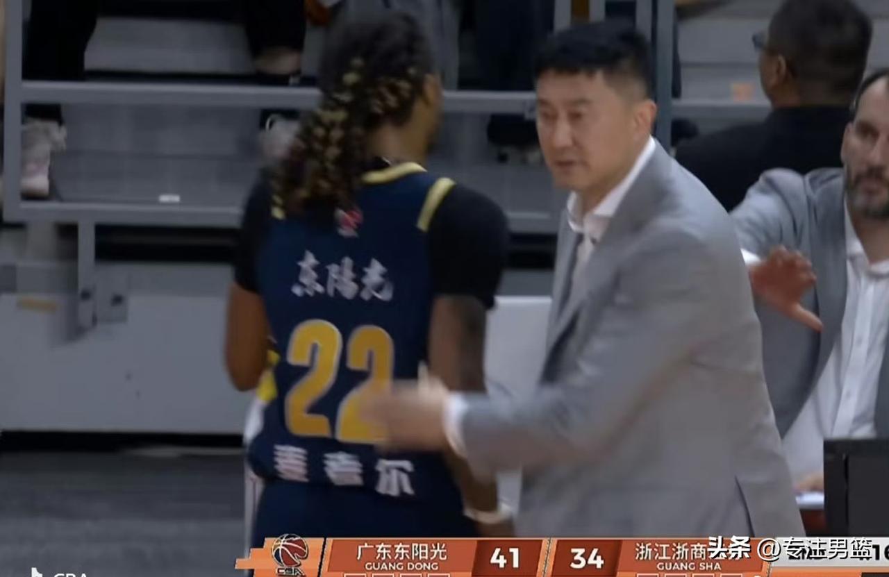 萨林杰受伤，杜锋指导不得已换上麦考尔，麦考尔上场之后表现很拼命，态度很积极，但是