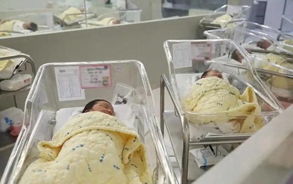 韩国生育率逆势反弹，婚姻市场靠供需法则翻盘

一个连续多年霸占全球生育率倒数第一