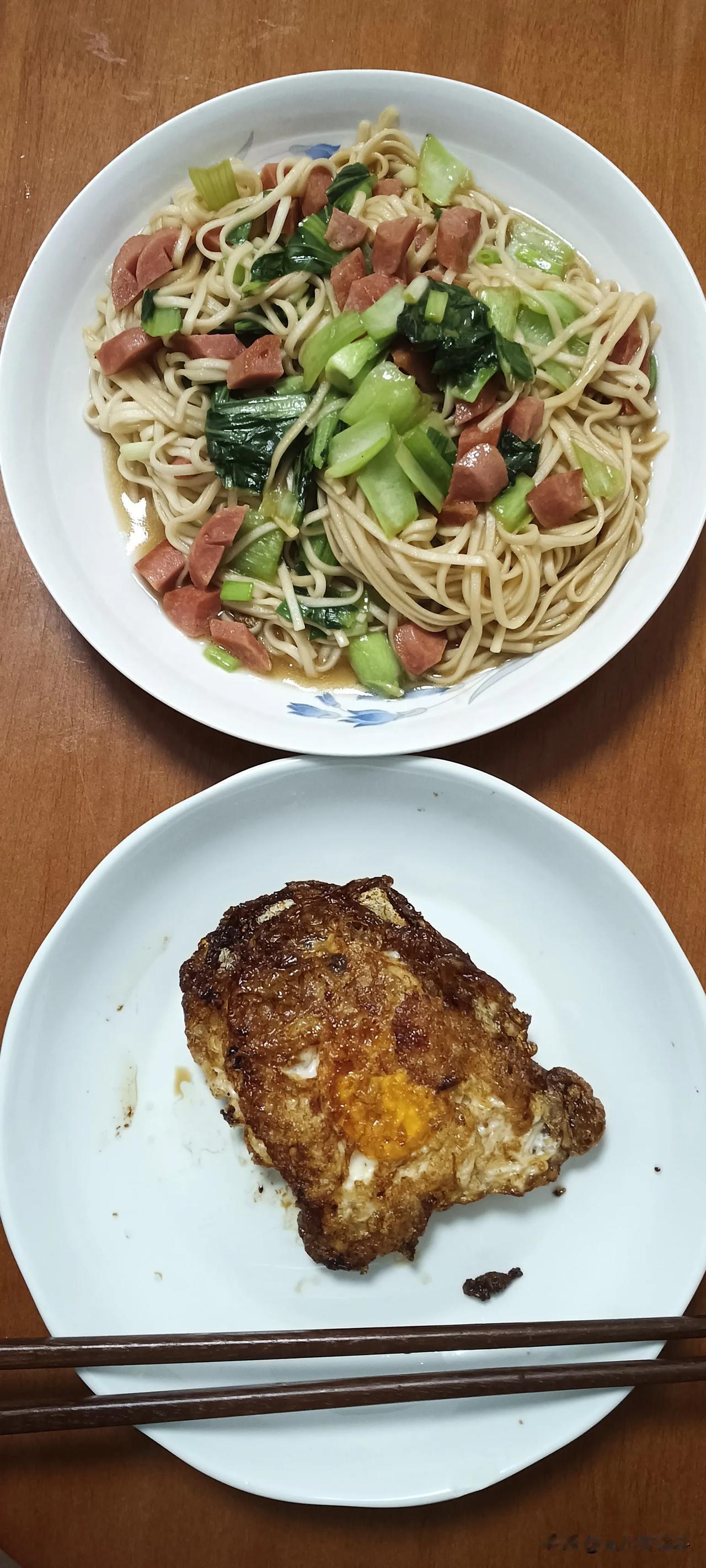 #每日三餐打卡#老大说早餐要吃炒面+煎荷包蛋。卖相还可以😊，炒面加了火腿肠，小