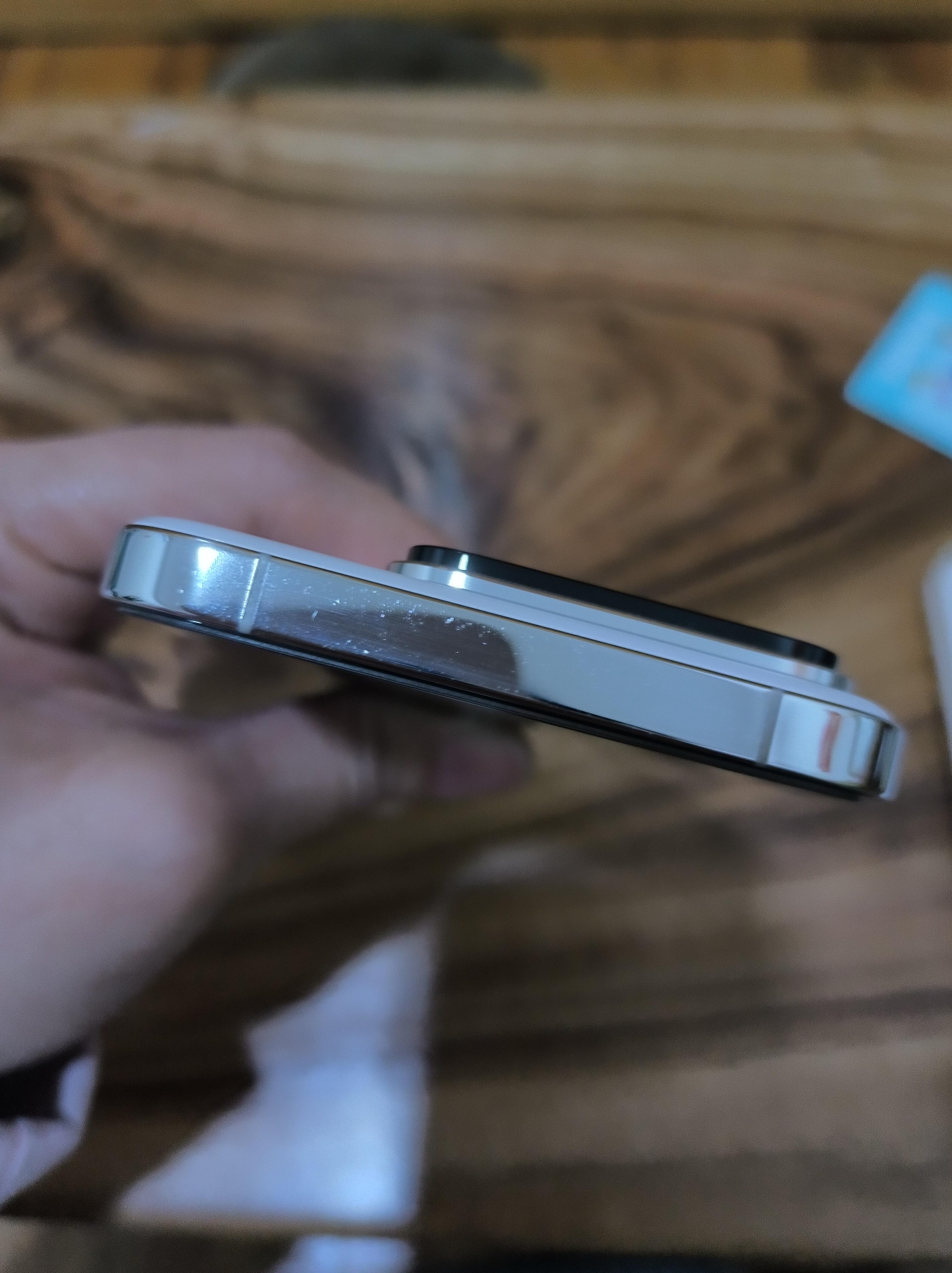 我印象中今年是不是没有亮面边框的手机了？ 