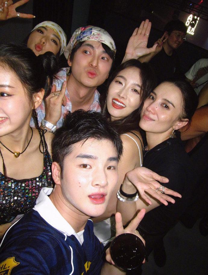 以为宋佳染黄毛了 这错位角度也太会了！还以为宋佳突然解锁了元气黄毛，凑近才发现是