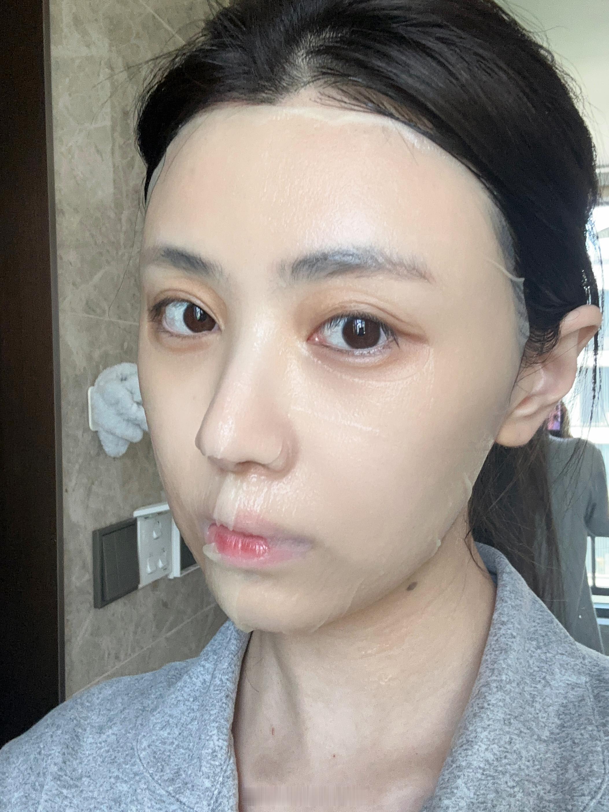 wkwk跟你们讲 去黄气就用这个 之前只觉得他膜布很服帖很舒服 其他没太大印象 