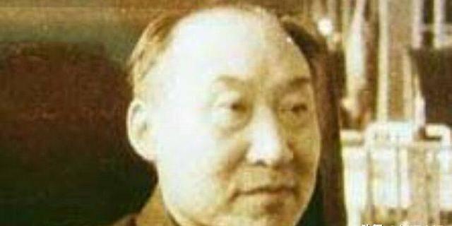 1972年，钱学森在中关村大街散步，遇到一个乞丐向他乞讨。当钱学森准备掏钱给乞丐