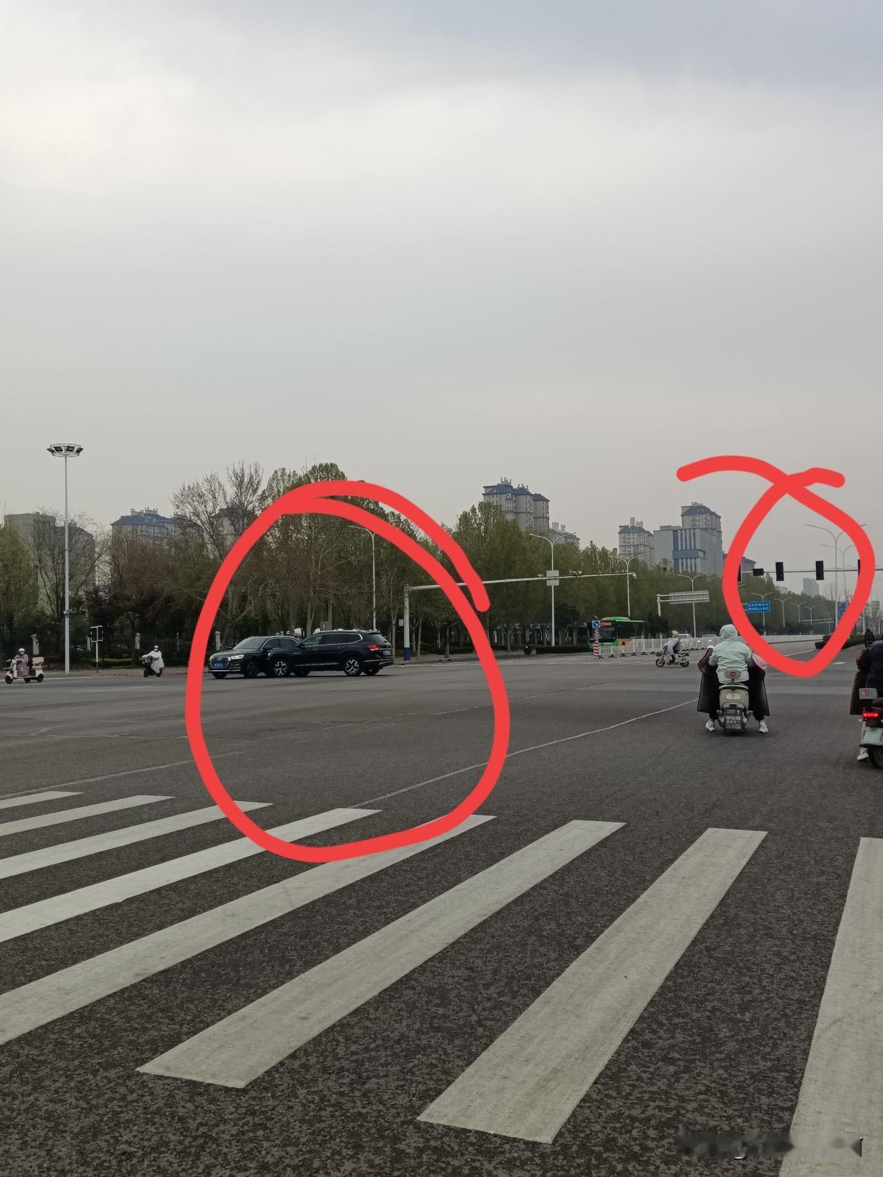 交通信号灯真的特别重要，今早在某一路口，看到信号灯坏了，所有灯都不亮了，各方向的