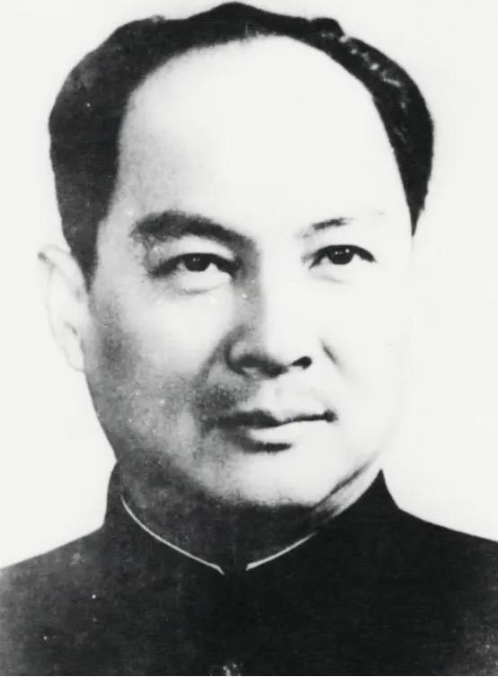 1935年，他被开除党籍，戴着手铐走完长征，开国大典前，毛主席问他：“你为何不来