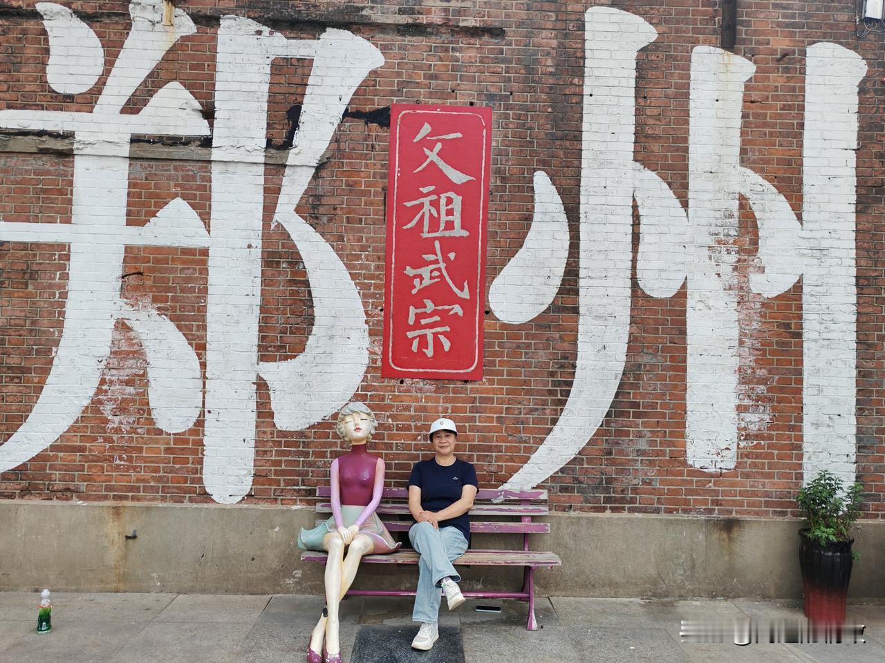 到了郑州，总归要去一趟郑州记忆·1952（油化厂创意园）旅游休闲街区。

4月2