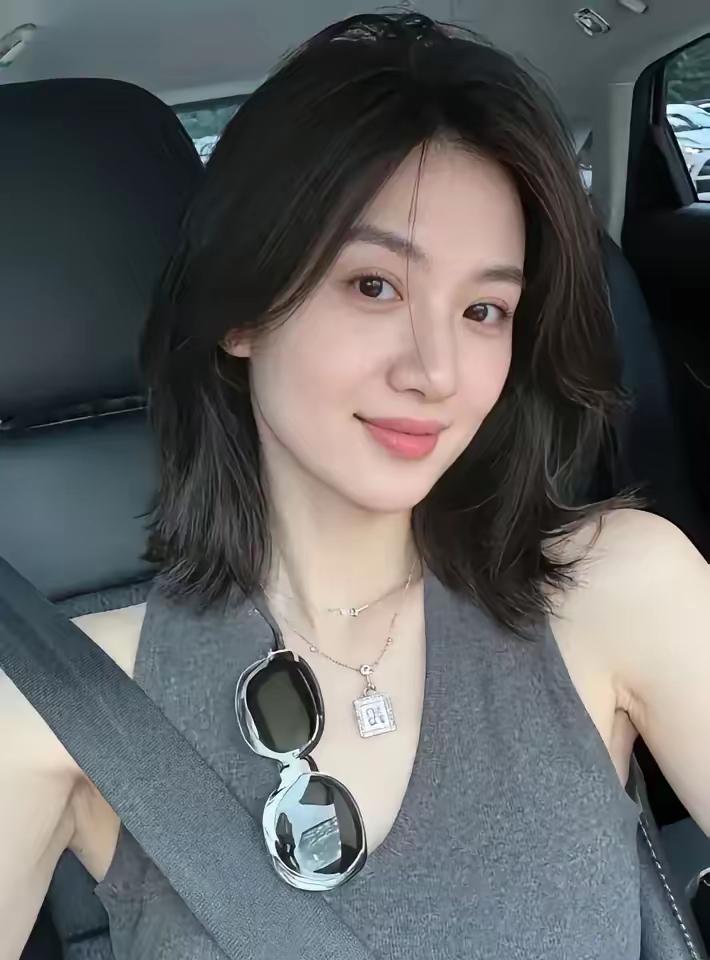 我大学时的女同学这几天老来找我，不是这个小事就是那个小事。连出去吃个饭都要拉上我